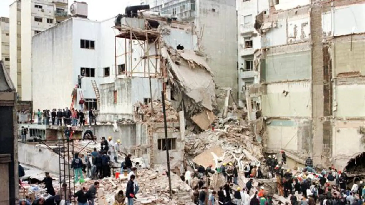 Estado en el que quedaron las instalaciones de AMIA en Buenos Aires tras el atentado de 1994