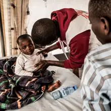 Un niño siendo tratado de cólera