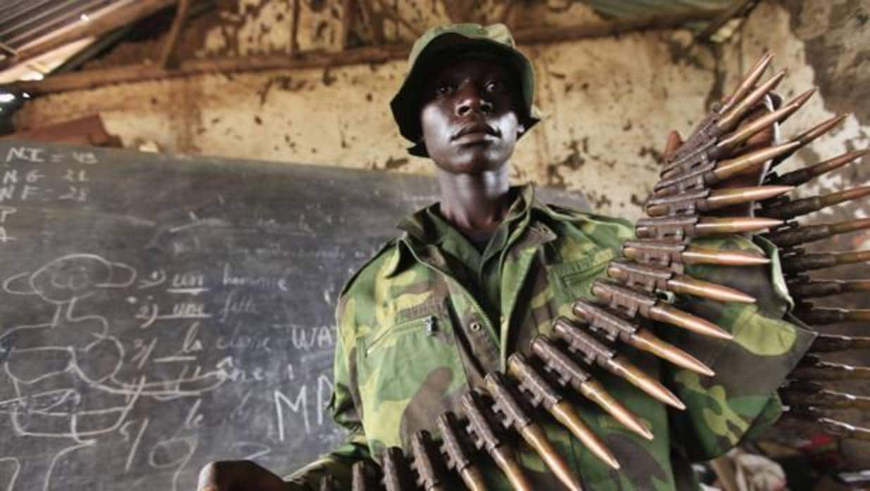 Un rebelde congoleño muestra balas del Ejército del país en Bunagana, una ciudad cerca de la frontera con Uganda