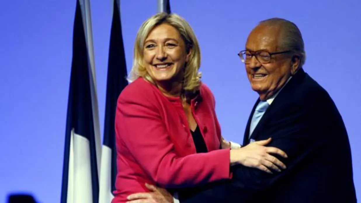 La líder del Frente Nacional, Marine Le Pen, abraza a su padre, Jean-Marie Le Pen, en un acto de campaña de las elecciones al Parlamento Europeo en Marsella en mayo de 2014
