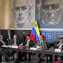 Julio Borges (c) preside una sesión parlamentaria el pasado agosto en Caracas