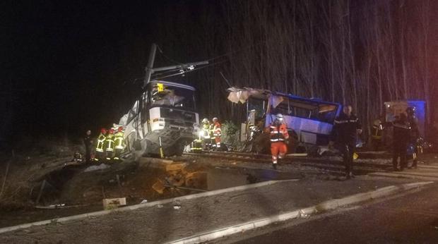 Seis muertos en una colisión entre un tren y un autobús escolar en el sureste de Francia