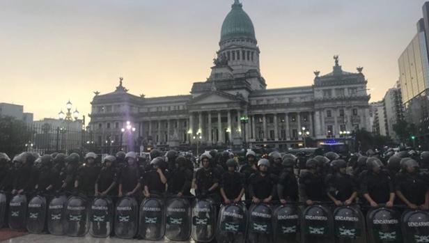 La oposición y la calle impiden a Macri meter tijera a las pensiones