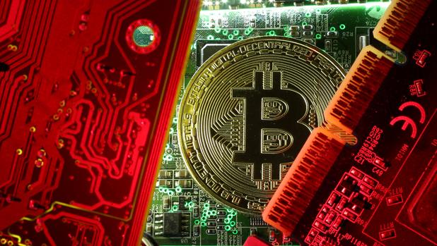 Una mujer de EE.UU. utilizó Bitcoin para lavar dinero y financiar a Daesh