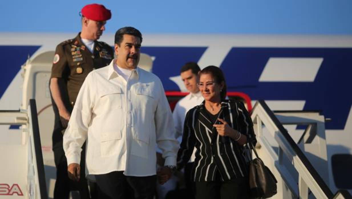 Nicolás Maduro, con su esposa, Cilia Flores, a su llegada a Cuba el pasado 14 de diciembre