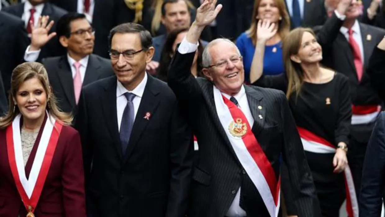 El presidente de Perú, Pedro Pablo Kuczynski, (centro imagen) junto a su posible sucesor y vicepresidente primero Martín Vizcarra