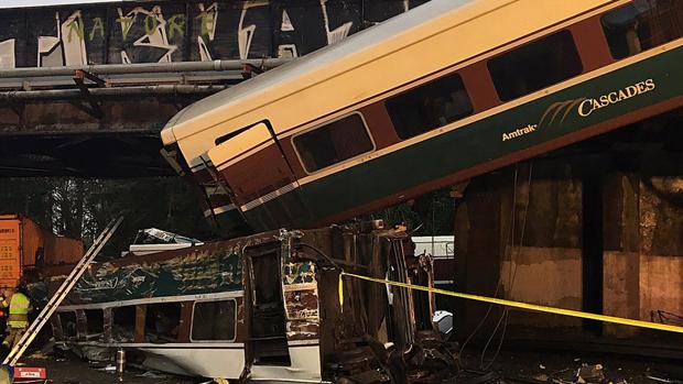 Al menos tres muertos y 77 heridos al descarrilar un tren con vagones Talgo en EE.UU.