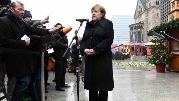 Merkel reconoce errores tras el atentado yihadista de hace un año en Berlín