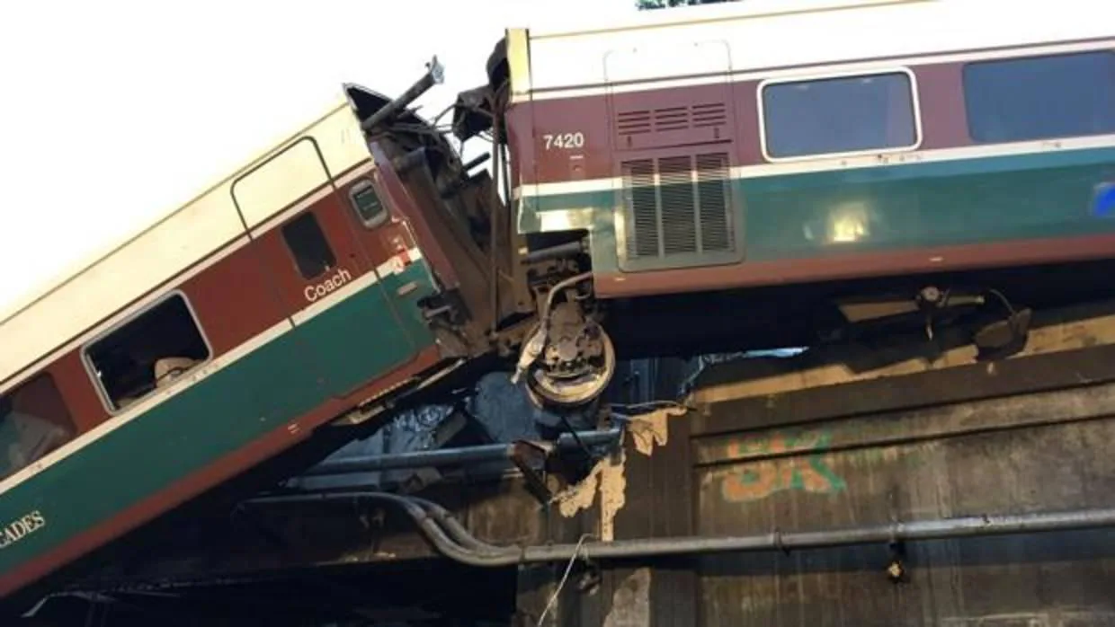 El tren que descarriló en Estados Unidos y dejó al menos 3 muertos y 77 heridos