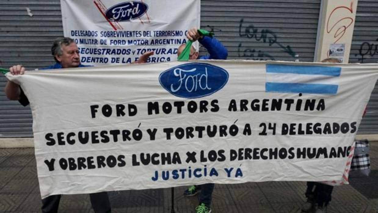 Antiguos trabajadores de Ford en una manifestación por el juicio a los directores de la compañía durante la dictadura militar