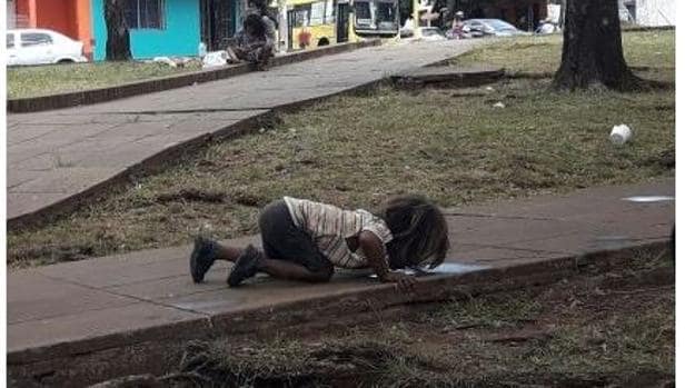 La foto de un niño guaraní bebiendo agua de un charco que indigna al mundo