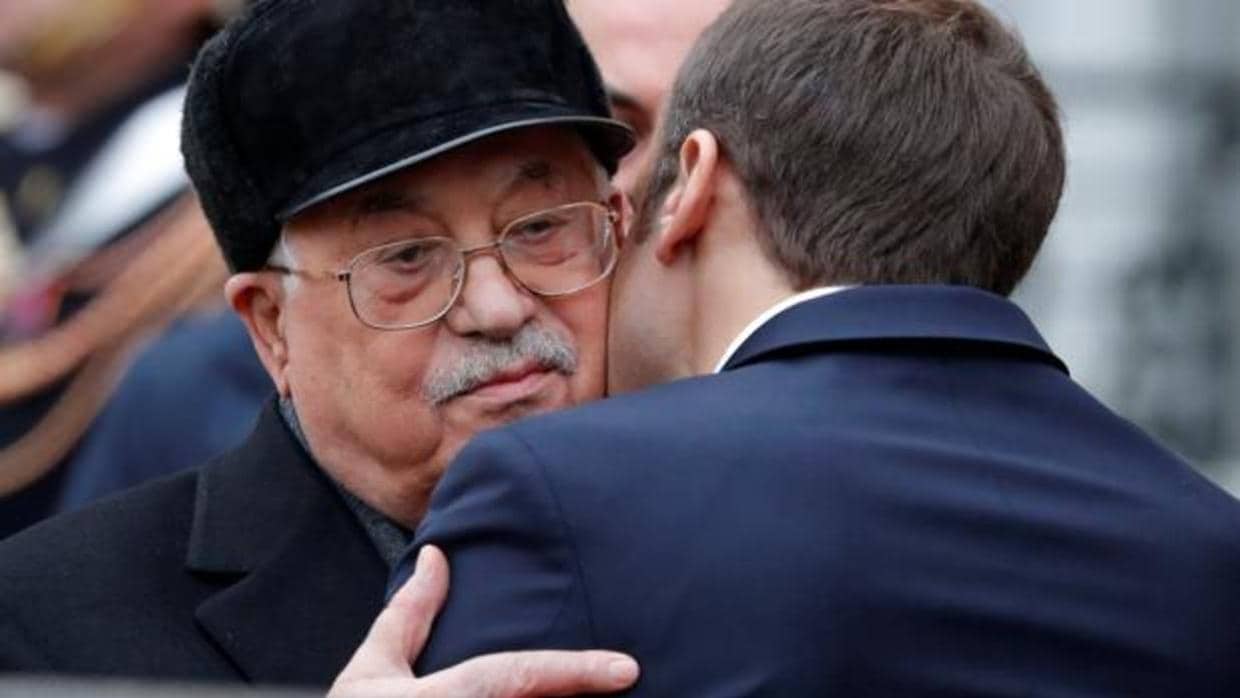 Emmanuel Macron despide a Mahmud Abás tras su reunión en el Palacio del Elíseo