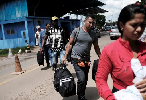 Un grupo de venezolanos cruzan la frontera en Roraima
