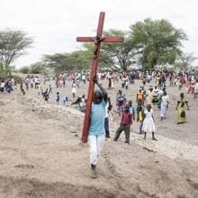 Numerosos refugiados regresan a sus casas, en el asentamiento de Kalobeye, después de la misa oficiada por el jesuita padre Francoise