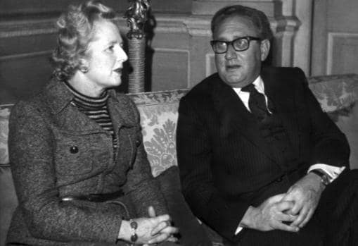 Kissinger, con Margaret Thatcher en 1974
