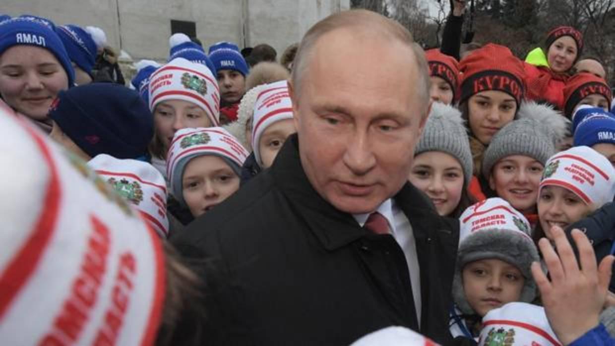 Vladimir Putin participa en una reunión con niños, durante la fiesta de Año Nuevo del Kremlin