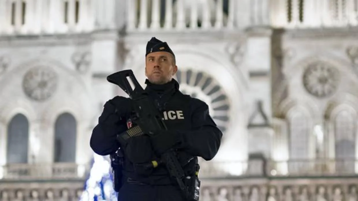 Un policía francés hace guardia en los exteriores de la catedral de Notre-Dame en París