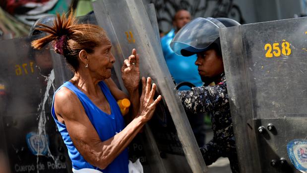 Las protestas por la falta de comida, agua y gas se extienden por Venezuela