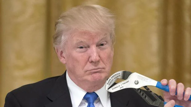 Trump se inventa un concurso para «coronar al rey de las noticias falsas»