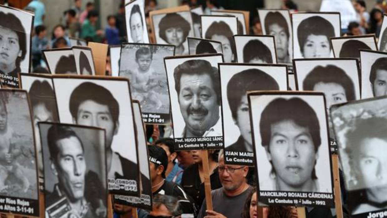 Miles de peruanos marchan por el casco histórico de Lima para protestar contra el indulto concedido al expresidente Alberto Fujimori