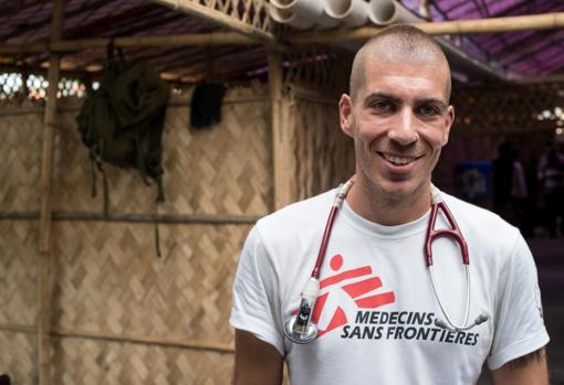 El médico australiano Evan O'Neill, que ha colaborado con Médicos sin Fronteras en la crisis de los rohingyas