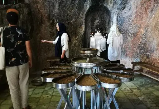 En el interior de Chak Chak, monasterio sagrado zoroastriano