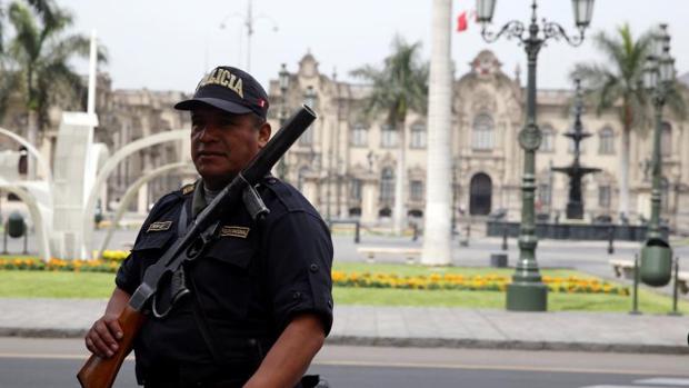 Al menos 25 muertos tras caída de autobús por un acantilado en el norte de Lima