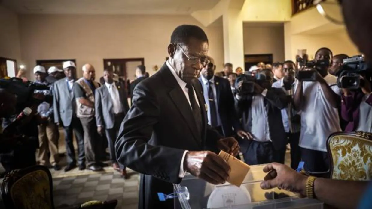 El presidente Obiang vota en las elecciones legislativas del pasado noviembre
