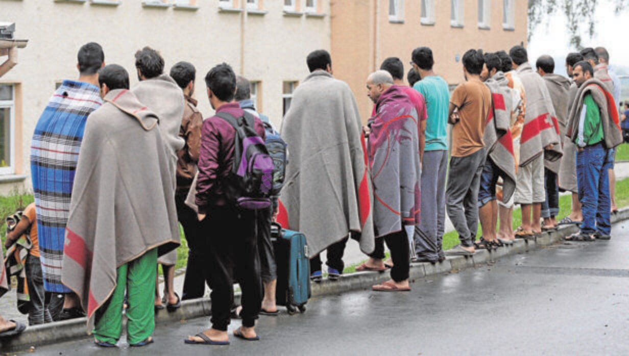 Refugiados ante el centro de acogida de Aue (Alemania)