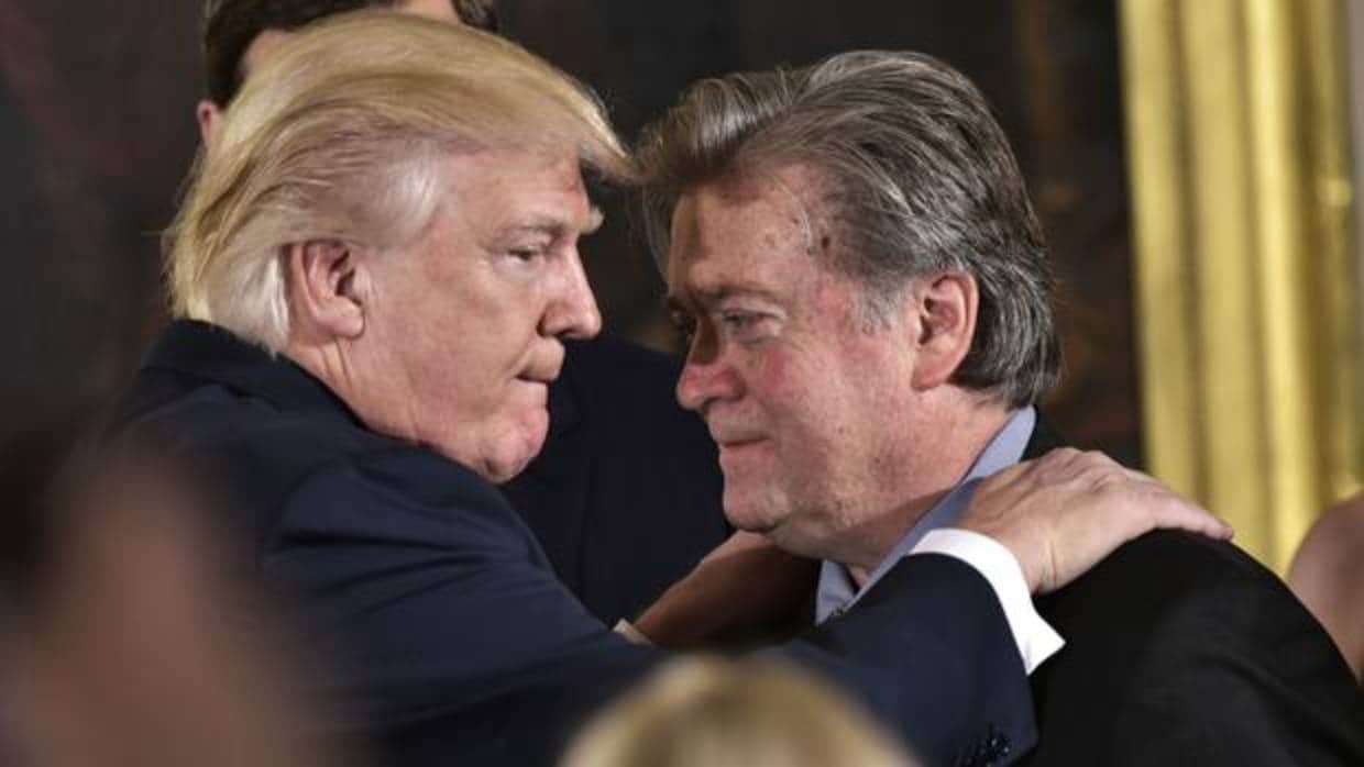 Trump (izquierda), en un encuentro con Bannon en enero del año pasado