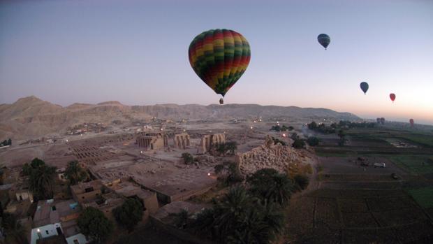 Una turista muere y otros doce resultan heridos en un accidente de globo en Egipto