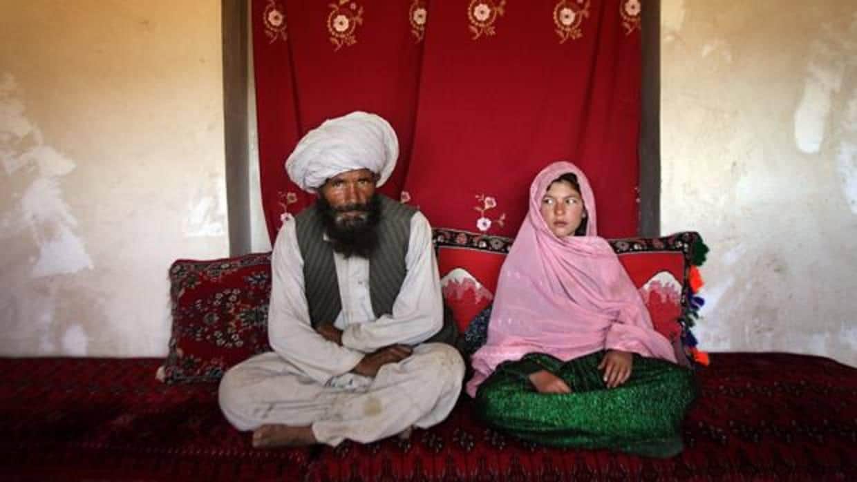 Foto de archivo facilitada por Unicef de un adulto con una niña de once años en Afganistán