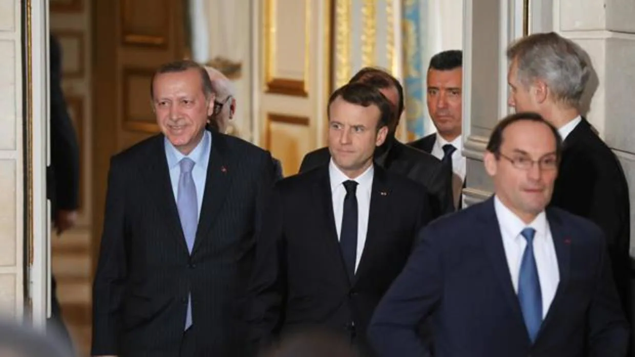 Erdogan y Macron se dirigen a la sala de Prensa del Elíseo tras su reunión del viernes en París
