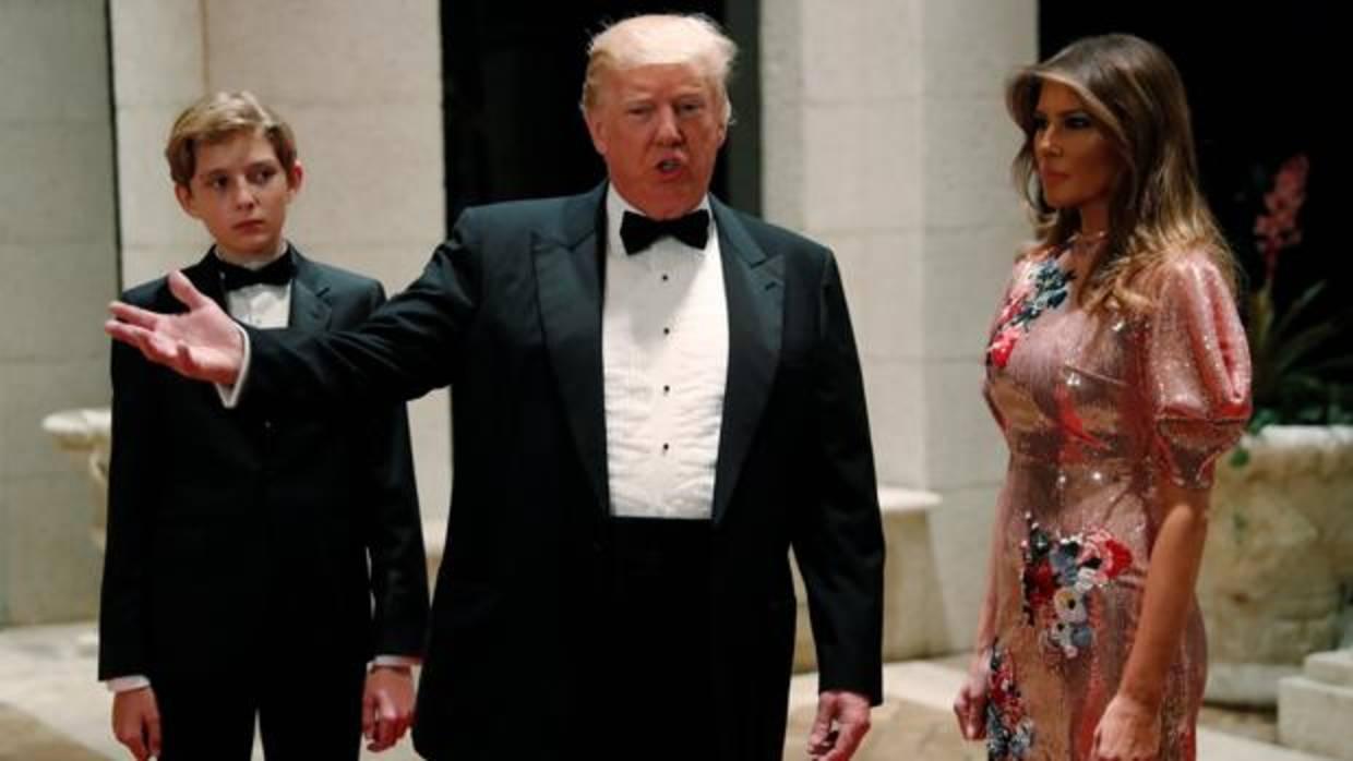 Donald Trump, con su esposa Melania y su hijo Barron en la fiesta de Nochevieja en Palm Beach, Florida