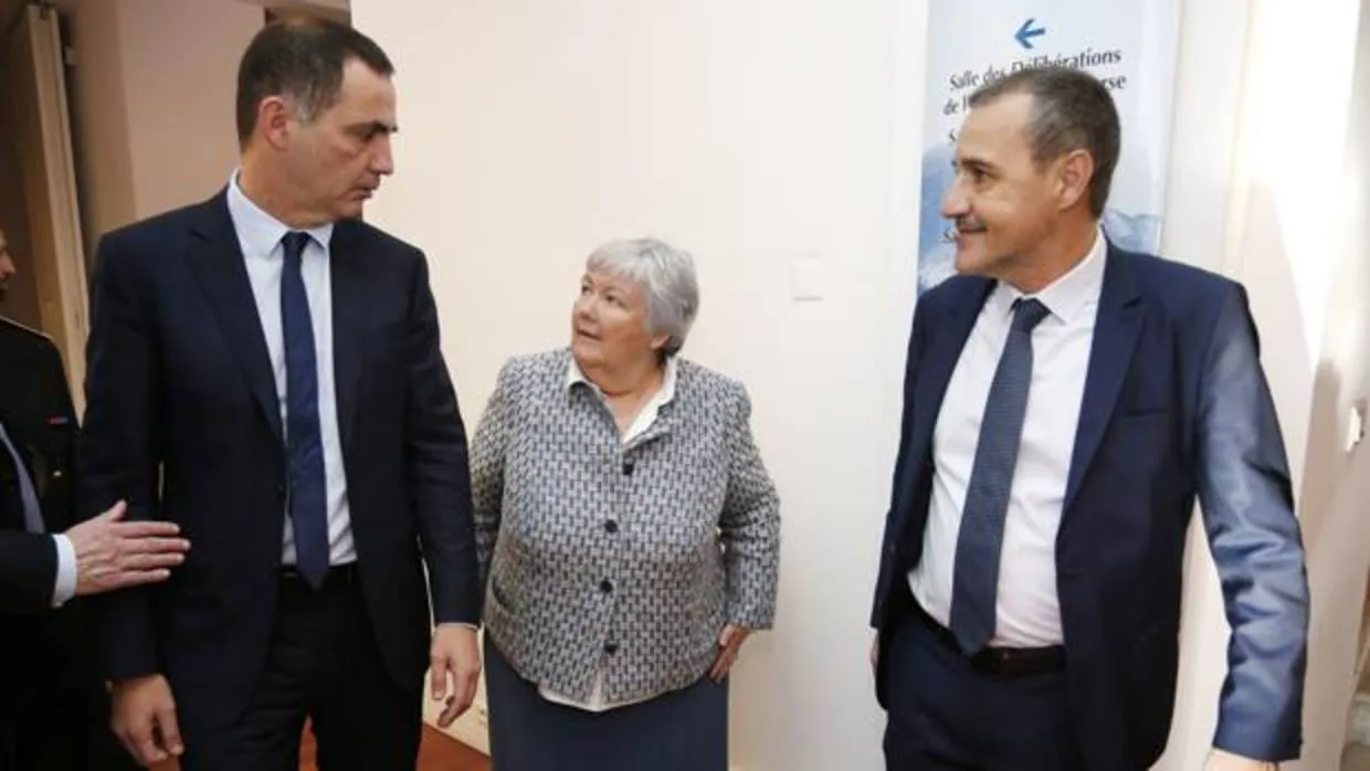 La ministra Gourault con las nuevas autoridades corsas