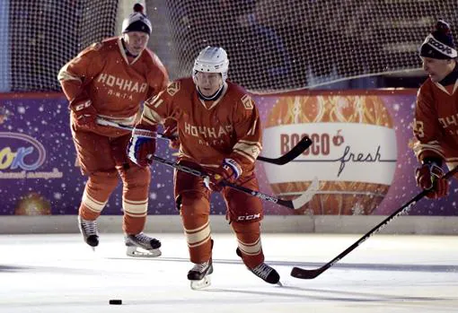 Vladimir Putin, jugando al hockey sobre hielo