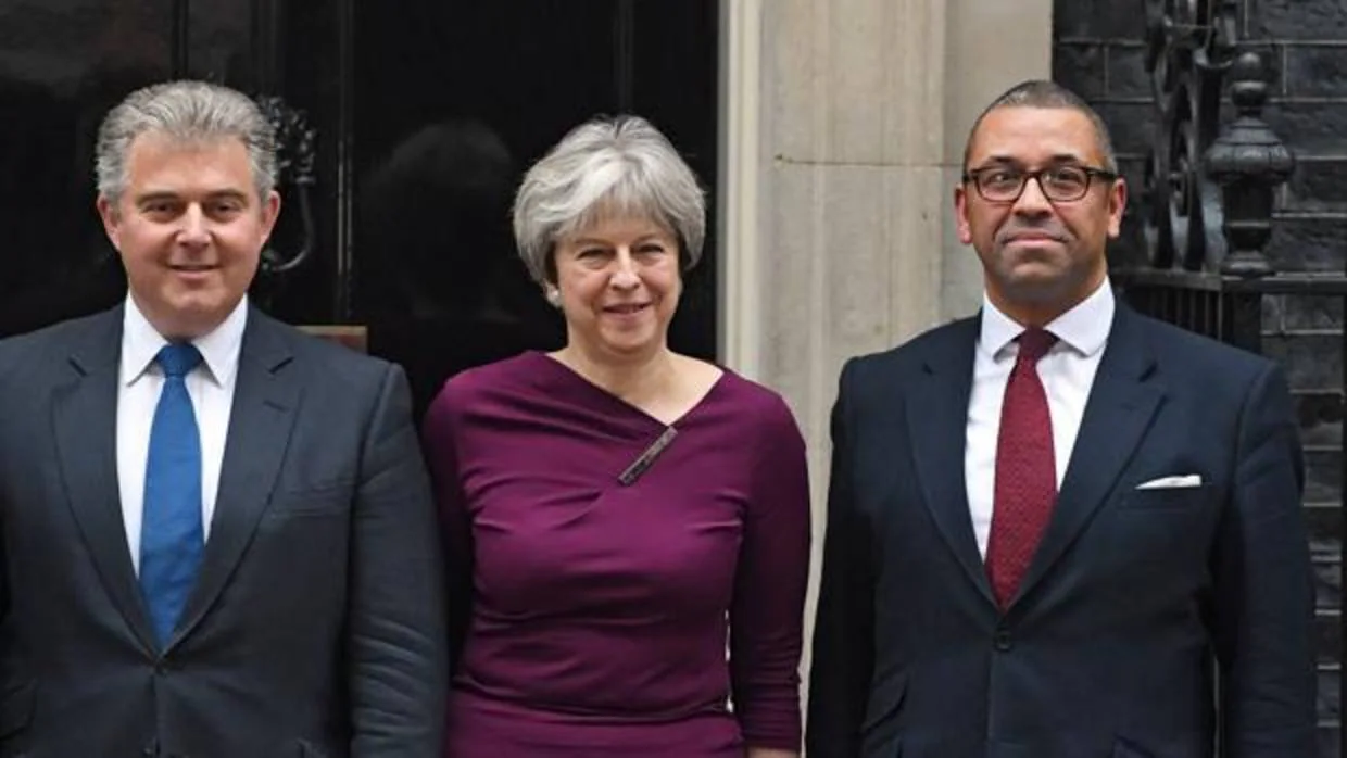 La primera ministra británica, Theresa May (centro), posa junto a los recién elegidos presidente del Partido Conservador, Brandon Lewis (izquierda), y vicepresidente del partido, James Cleverly (derecha), en el número 10 de Downing Street en Londres