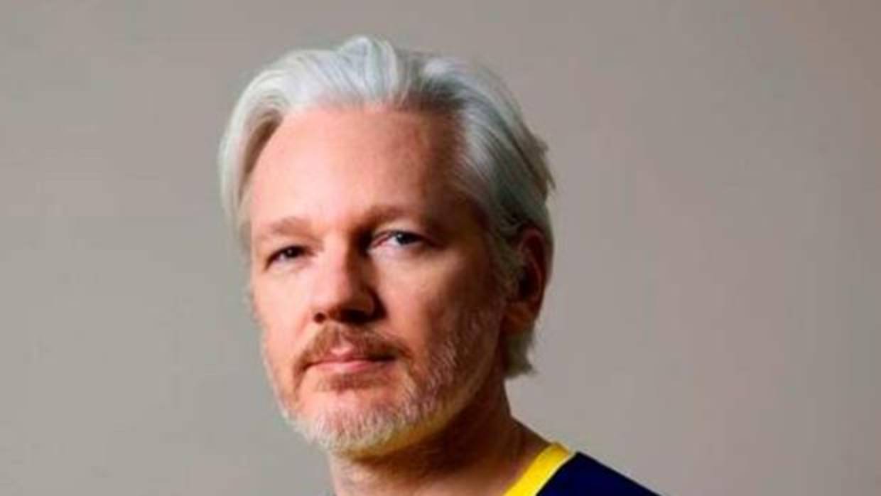 Julian Assange luce desde esta tarde la camiseta de la selección de Ecuador en su cuenta de Twitter