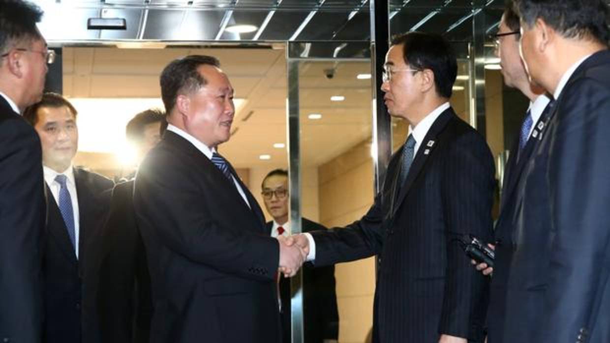 El jefe de la delegación norcoreana que dirige el comité para la Reunificación Pacífica de Corea, Ri Son-gwon (3i), y su homólogo surcoreano, Cho Myoung-gyon (3d)