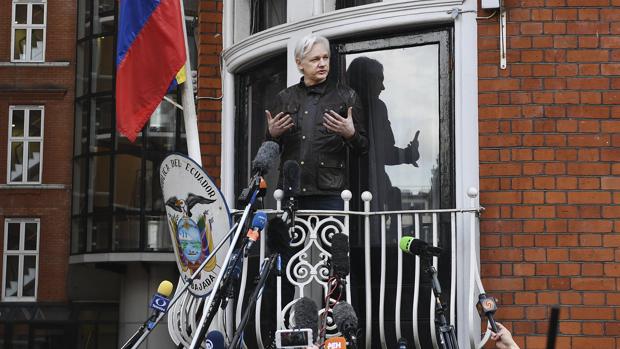 Ecuador se cansa de Assange y busca mediador para terminar con su encierro en la embajada