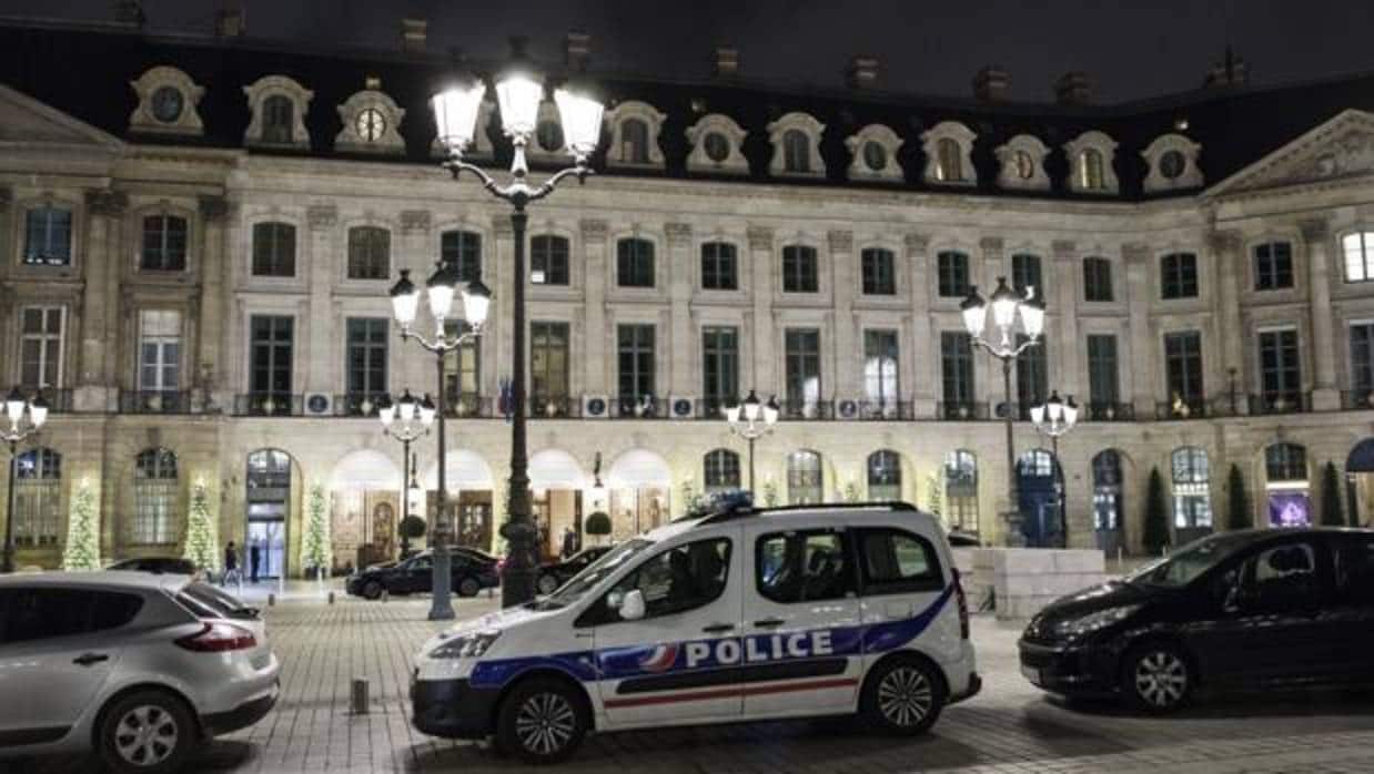 Una patrulla de la Policía permanece estacionada en frente de la entrada principal del Hotel Ritz de París tras un cuantioso robo este miércoles