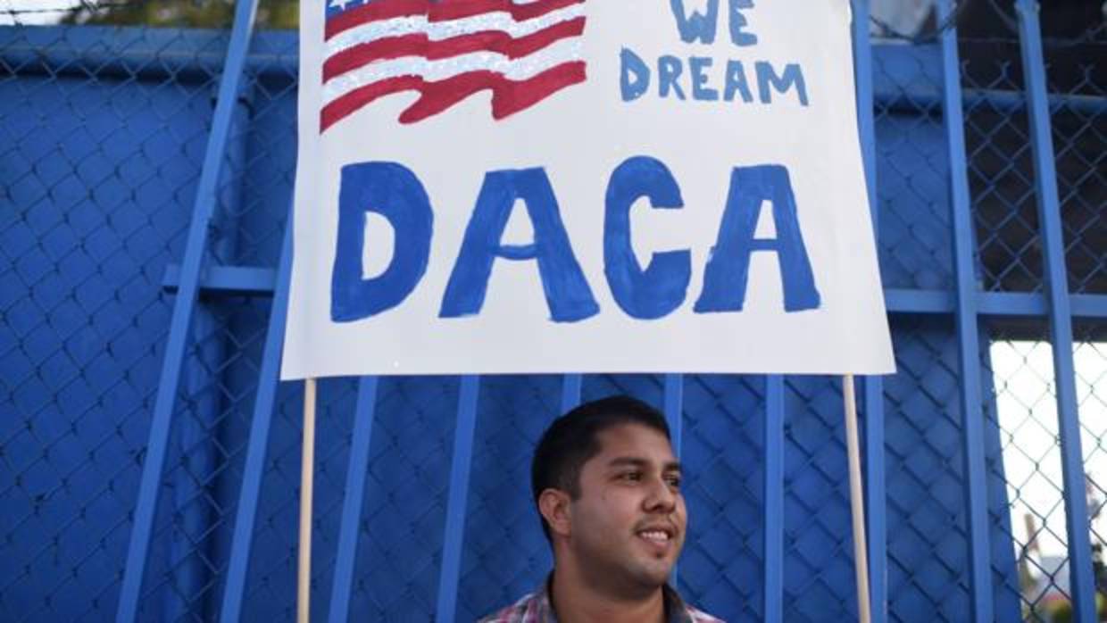 Un ciudadanos sujeta una pancarta a favor del plan migratorio DACA