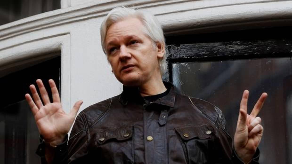 Julian Assange, en el balcón de la Embajada de Ecuador en Londres, en mayo del pasado año
