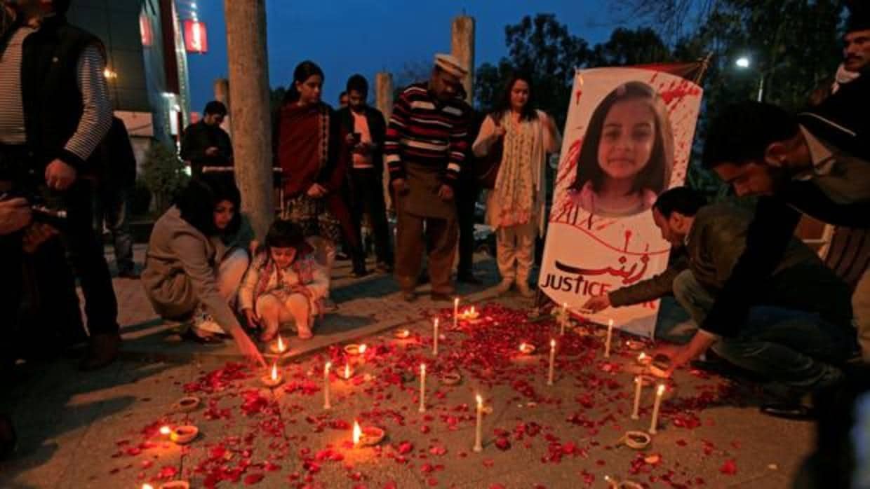 Ciudadanos encienden velas en Pakistán para condenar la violación y muerte de Zainab Ansari