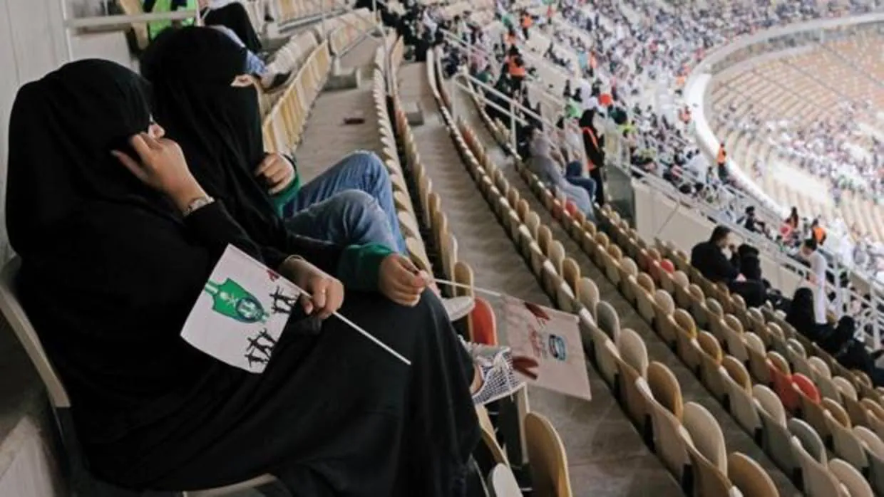Dos mujeres saudíes acuden a un partido de fútbol en la ciudad de Yeda