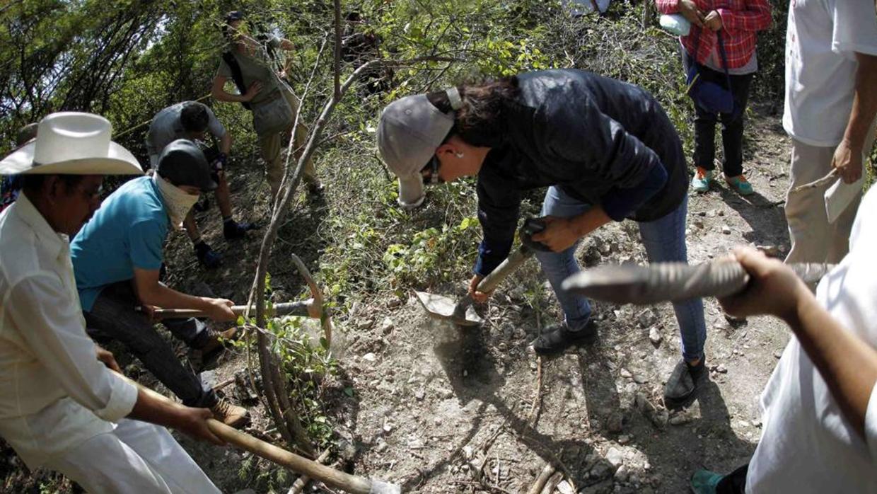 Familiares de desaparecidos excavan buscando restos en el estado de Guerrero