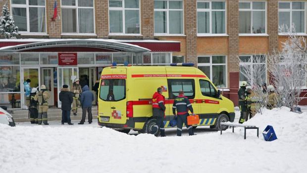 Catorce menores y una profesora, heridos con arma blanca por dos alumnos en una escuela rusa