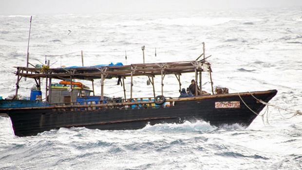 Hallan un nuevo barco fantasma norcoreano con 7 cadáveres en la costa de Japón