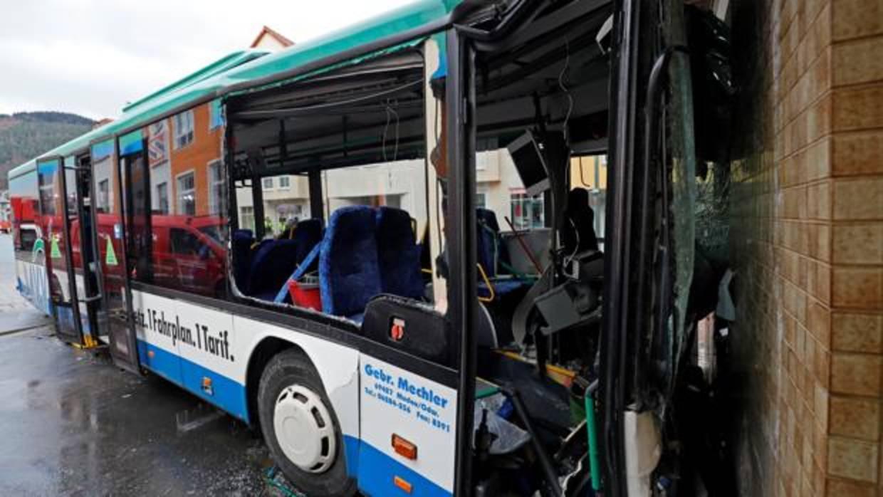 Estado en el que ha quedado el autobús escolar tras chocar contra un muro en Eberbach