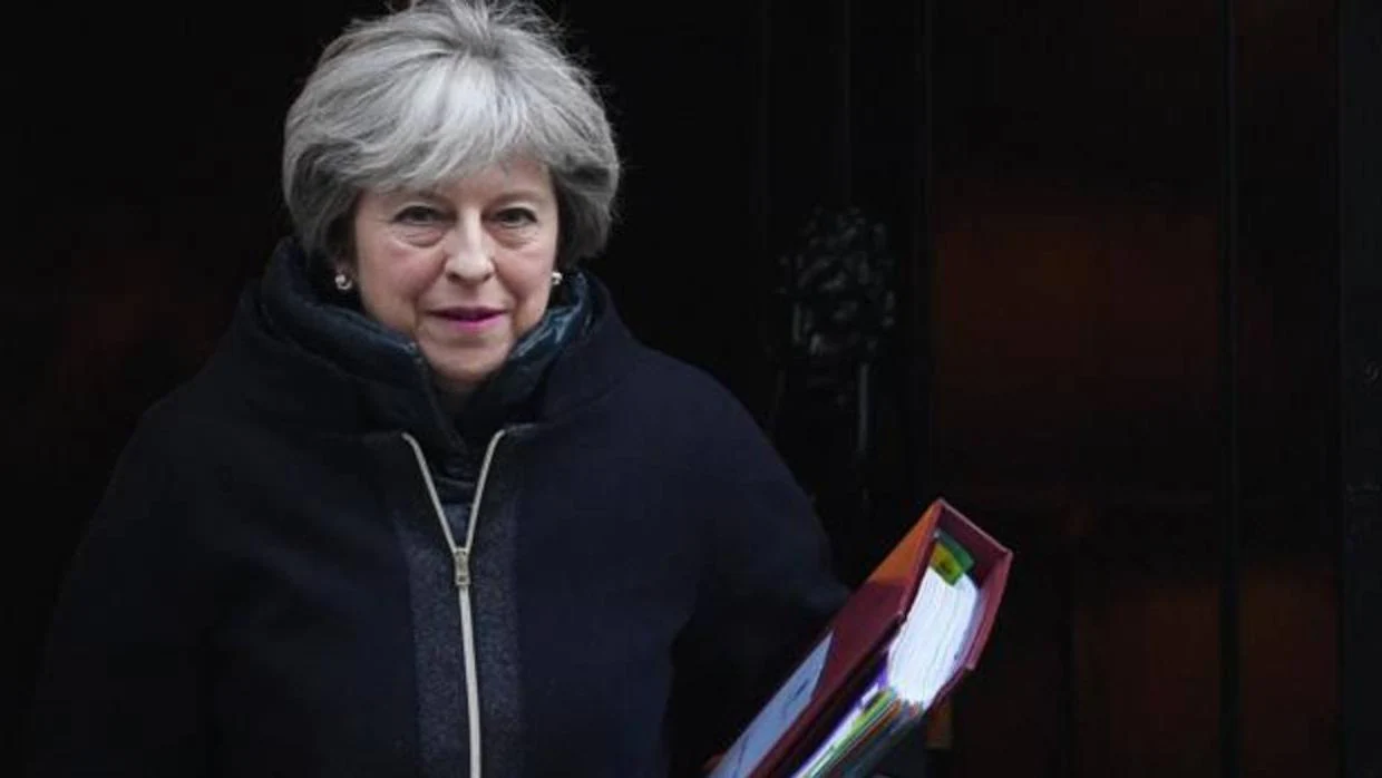 Theresa May sale de su residencia oficial para asistir a la sesión de control al Gobierno